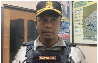 Kapolres Nabire Terjun ke Lokasi Penembakan Lagari II, Evakuasi Korban dari Kobaran Api
