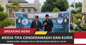 Media Tifa Cenderawasih dan Kurir Nabire Hebat Berbagi Takjil Depan Masjid Agung Al-Falah