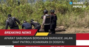 Aparat Gabungan Bersihkan Barikade Jalan Saat Patroli Keamanan di Dogiyai