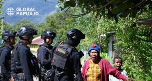 Sapa Hangat di Balik Seragam: Cerita Personel Gabungan Amankan Dogiyai dengan Jalan Kaki
